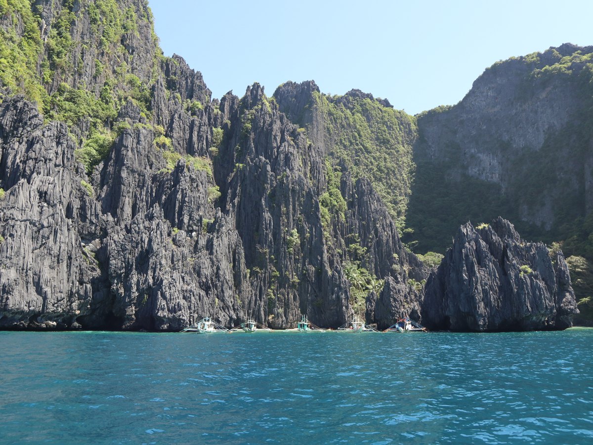 Limestone cliffs and turquoise water at Miniloc Island